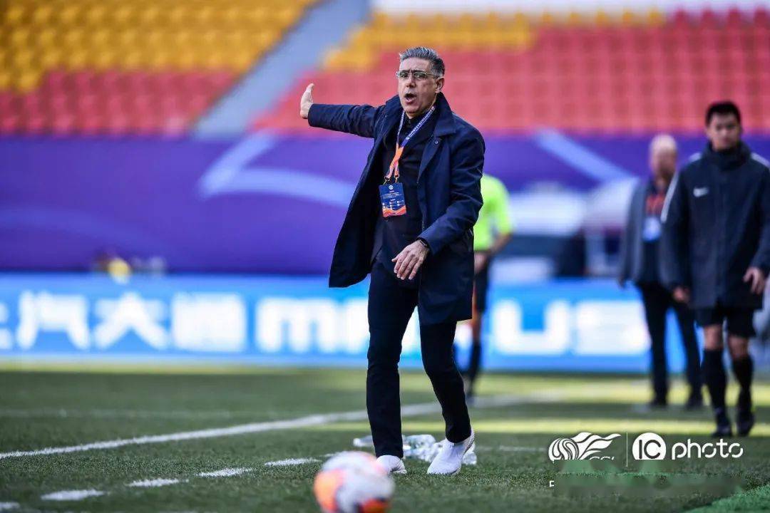  英超赛场现无人机抗议，呼吁放宽酒精销售限制  