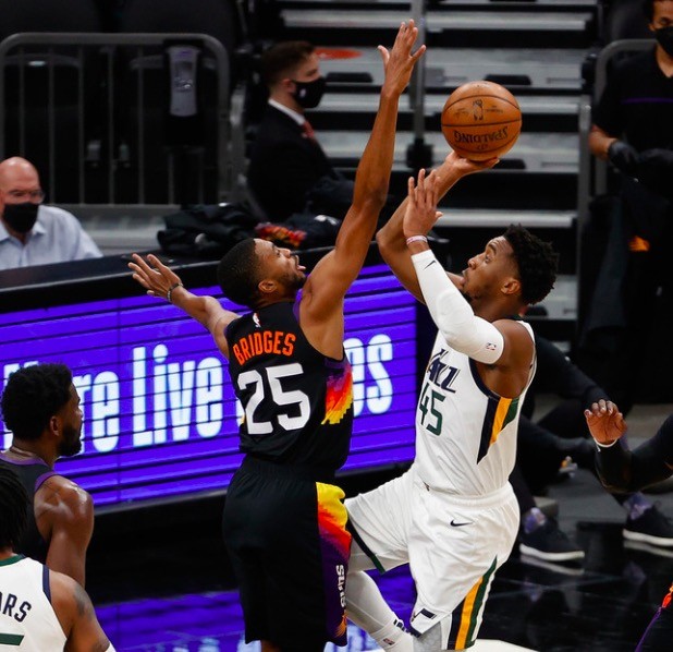  布克40分对飙米切尔，太阳关键战险胜骑士  